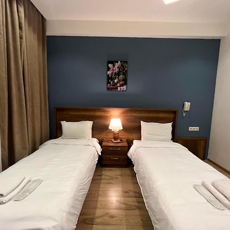 Hotel King Tom Tbilisi Esterno foto