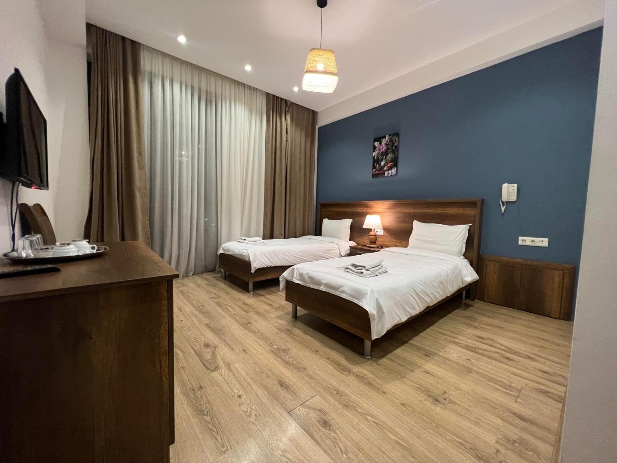 Hotel King Tom Tbilisi Esterno foto