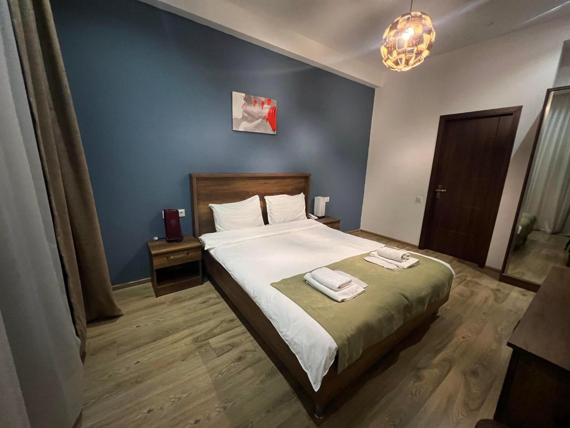 Hotel King Tom Tbilisi Esterno foto