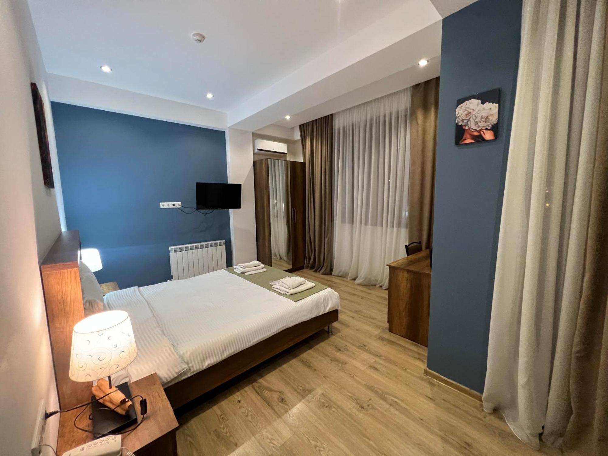 Hotel King Tom Tbilisi Esterno foto