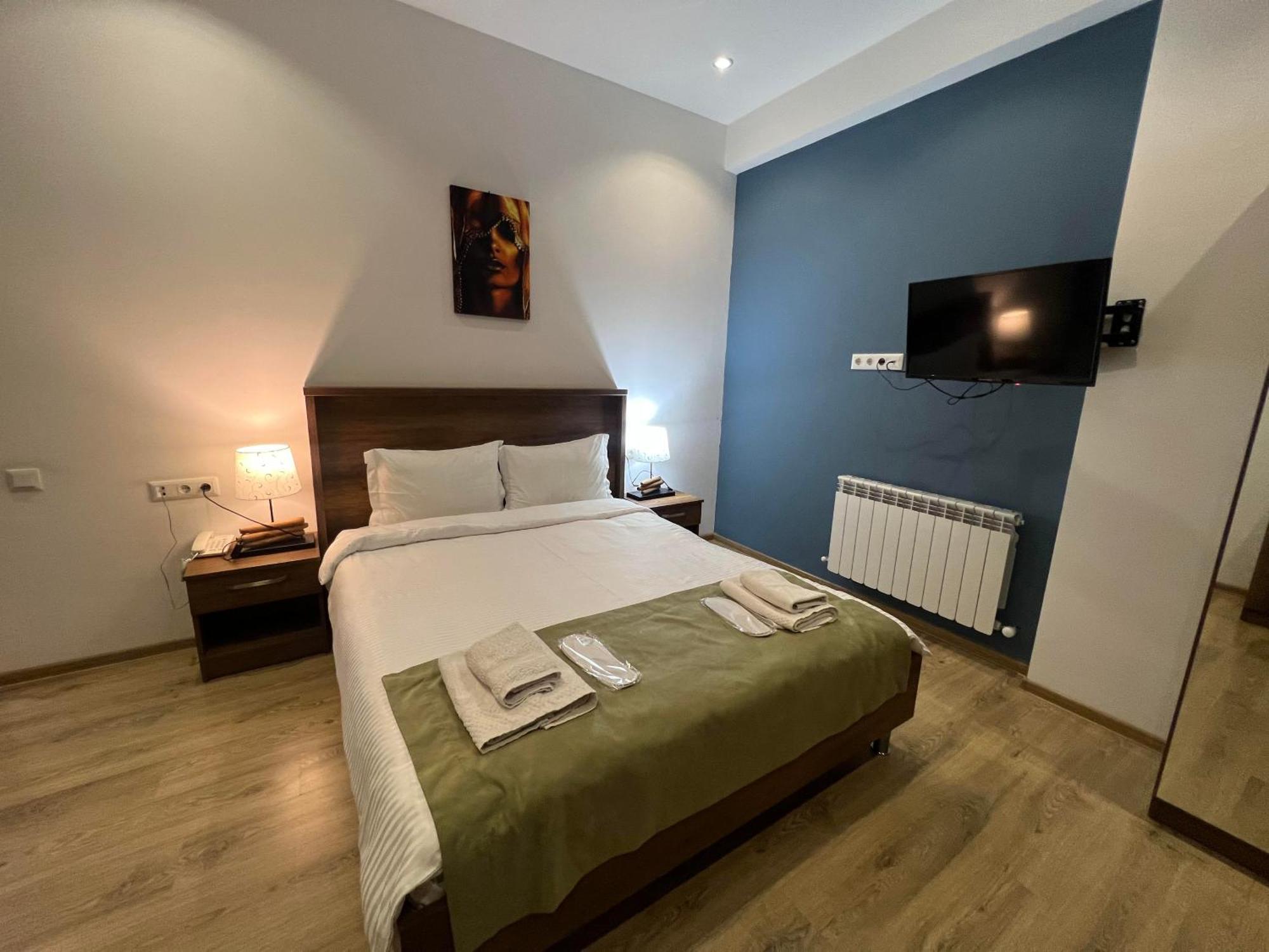 Hotel King Tom Tbilisi Esterno foto