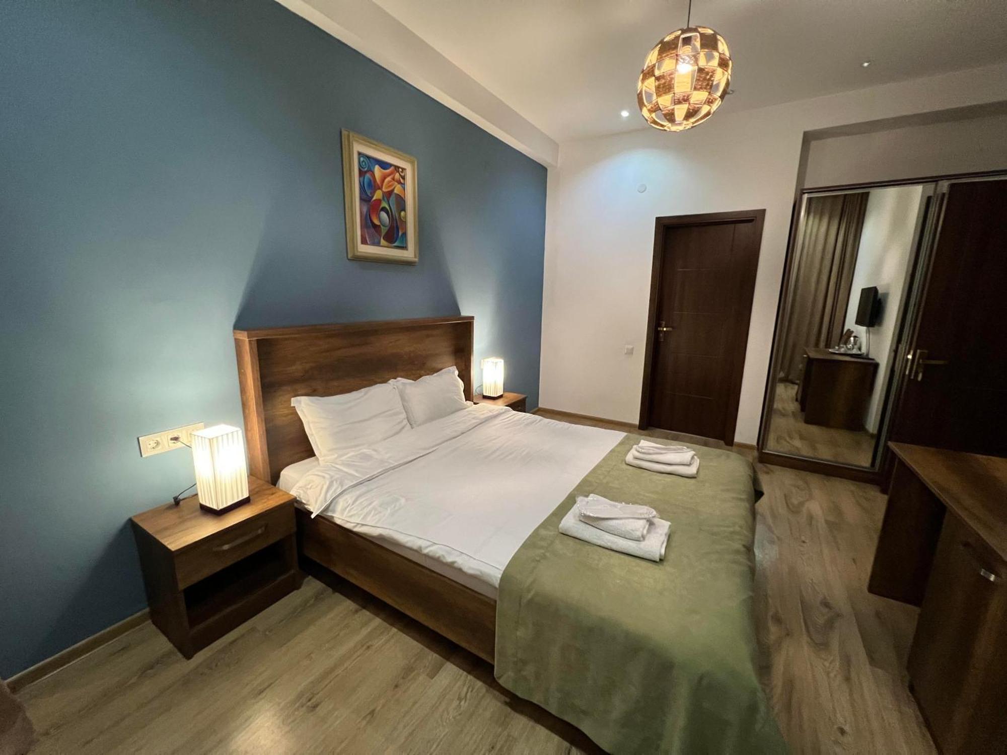 Hotel King Tom Tbilisi Esterno foto