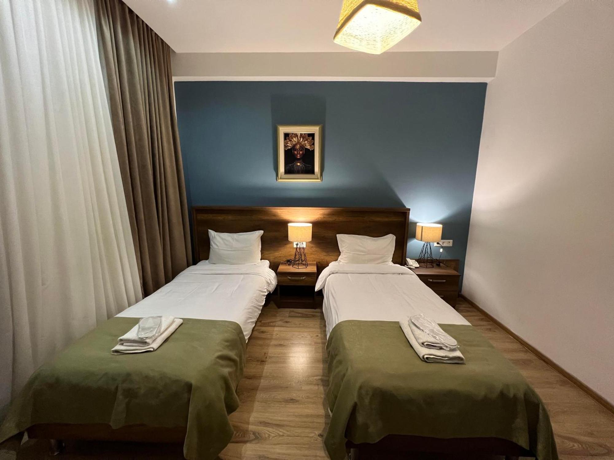 Hotel King Tom Tbilisi Esterno foto