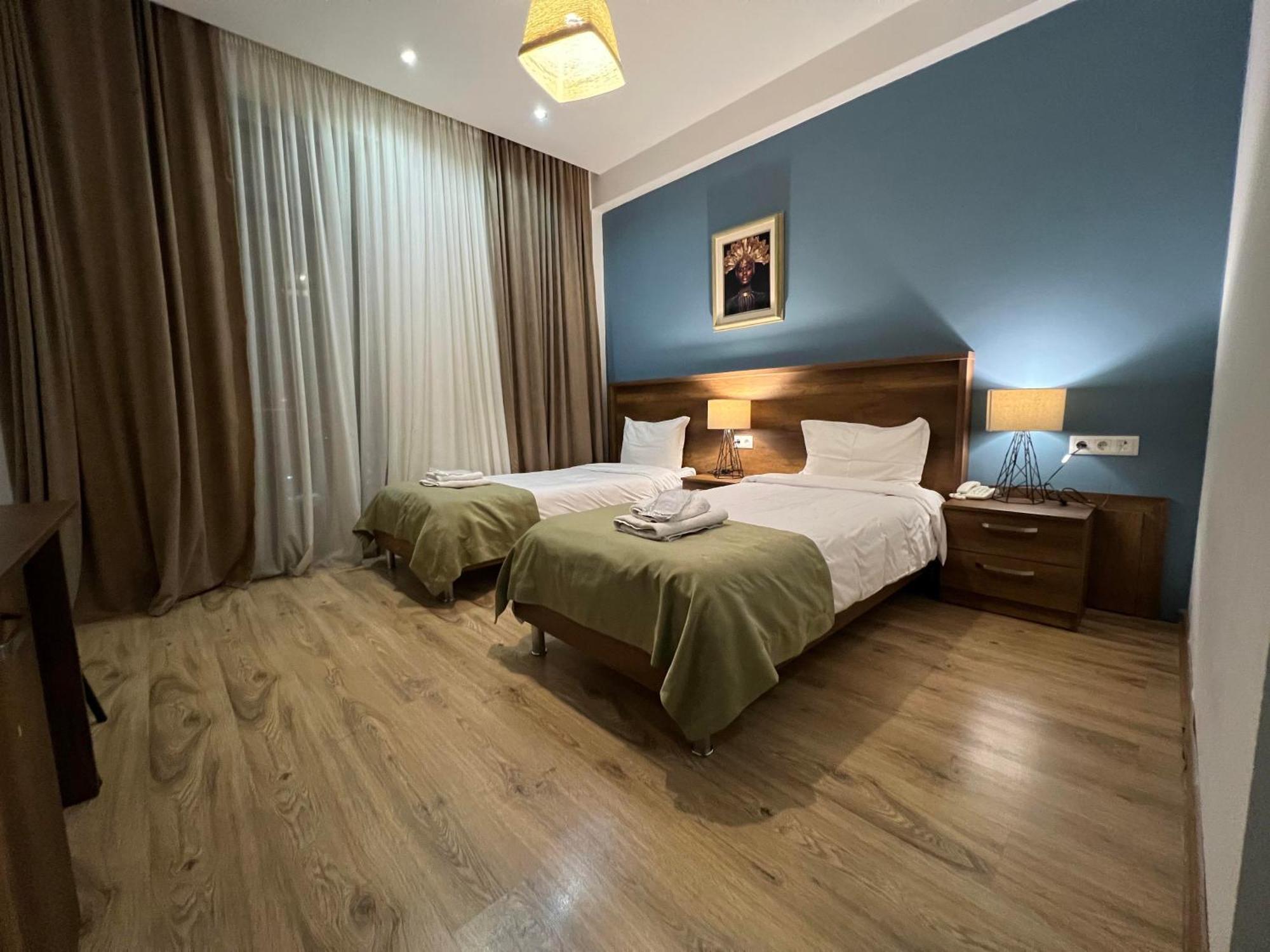 Hotel King Tom Tbilisi Esterno foto
