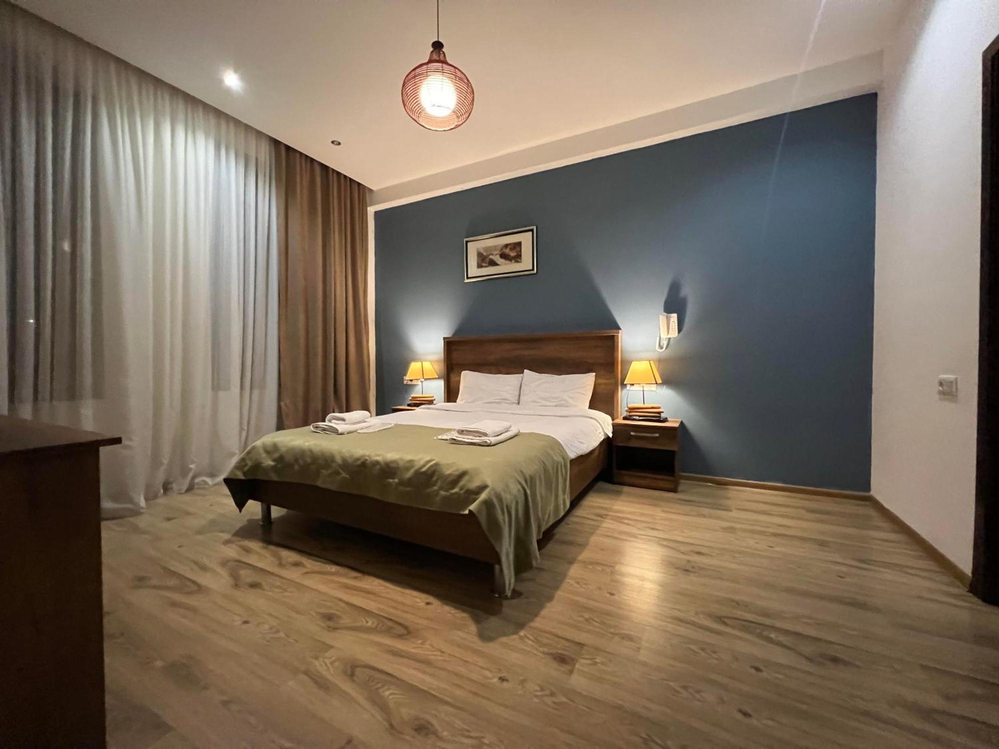 Hotel King Tom Tbilisi Esterno foto