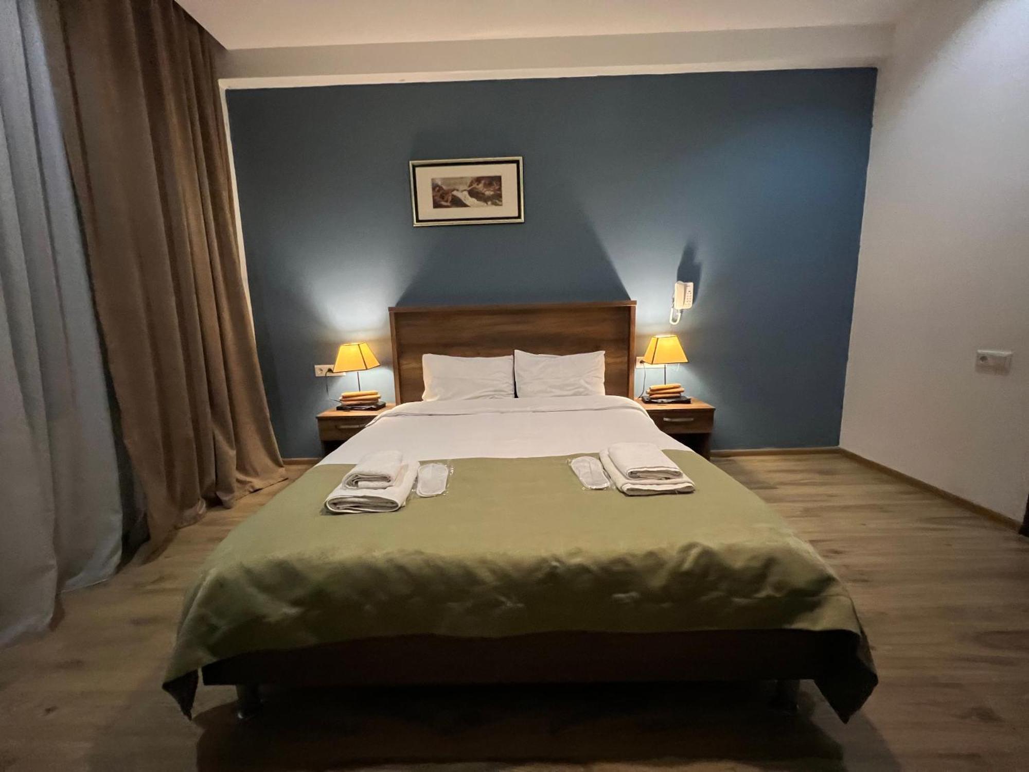 Hotel King Tom Tbilisi Esterno foto