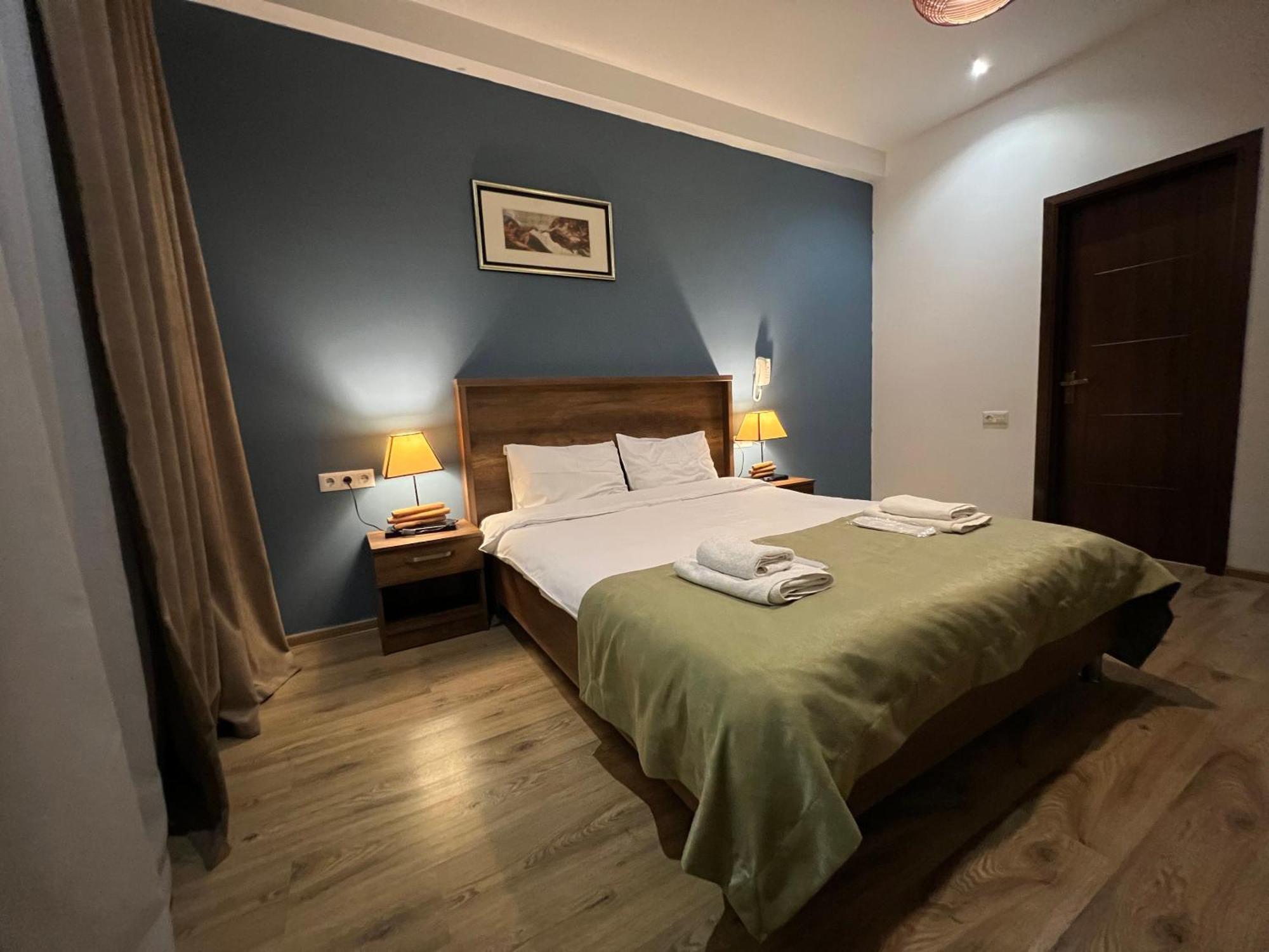 Hotel King Tom Tbilisi Esterno foto