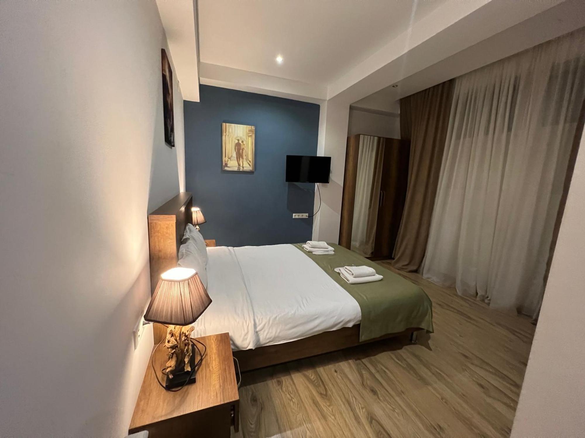 Hotel King Tom Tbilisi Esterno foto