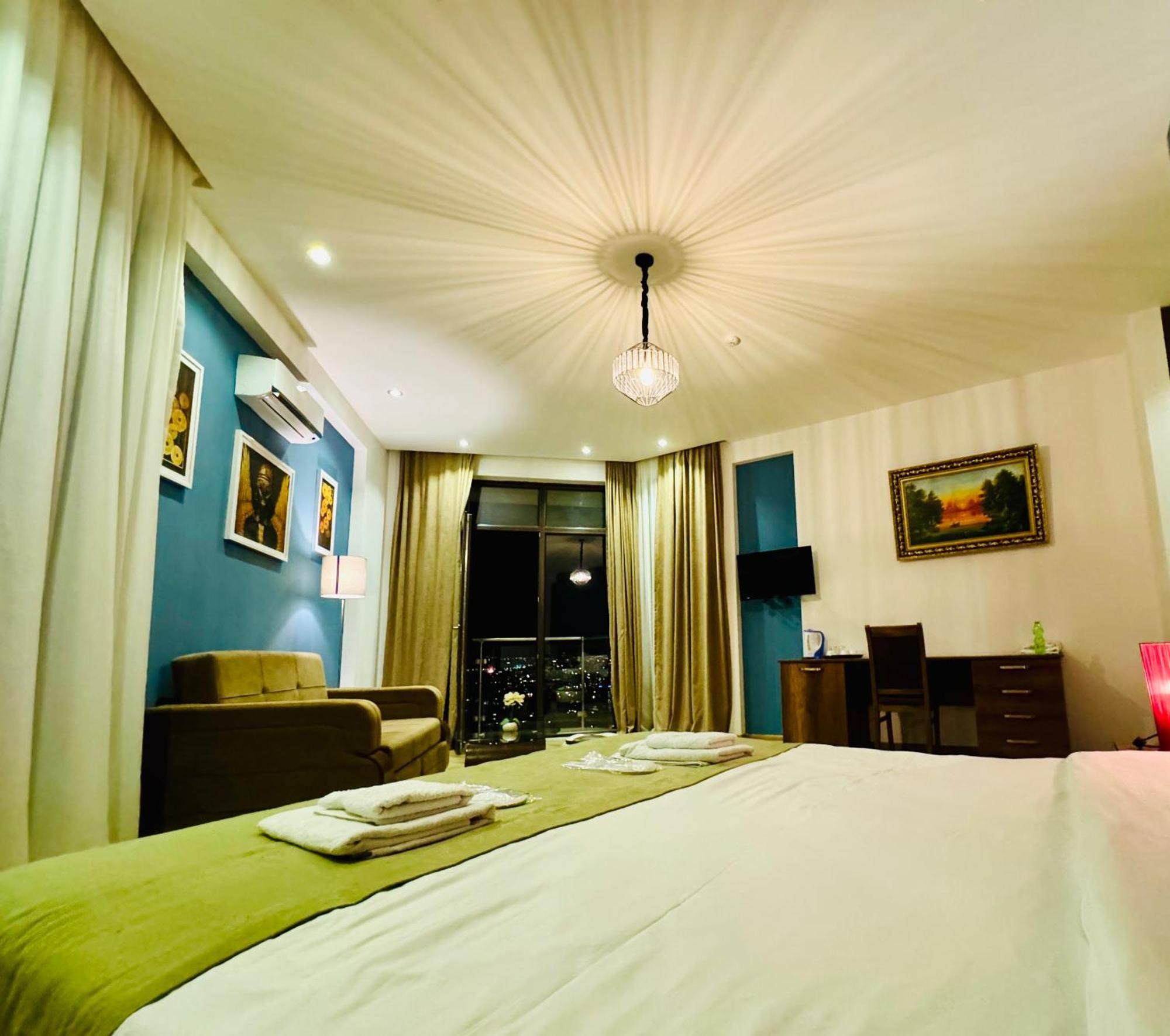 Hotel King Tom Tbilisi Esterno foto