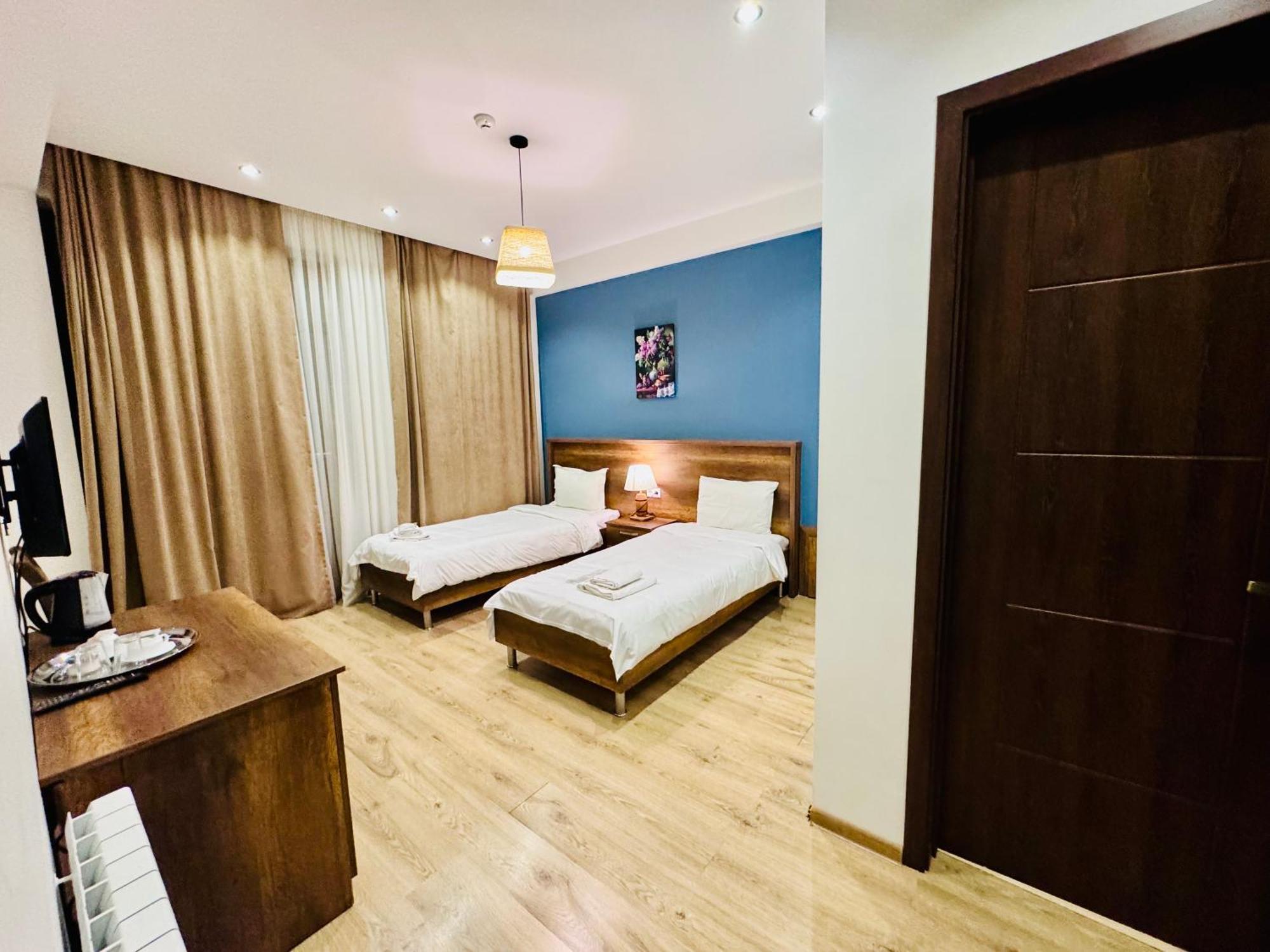 Hotel King Tom Tbilisi Esterno foto