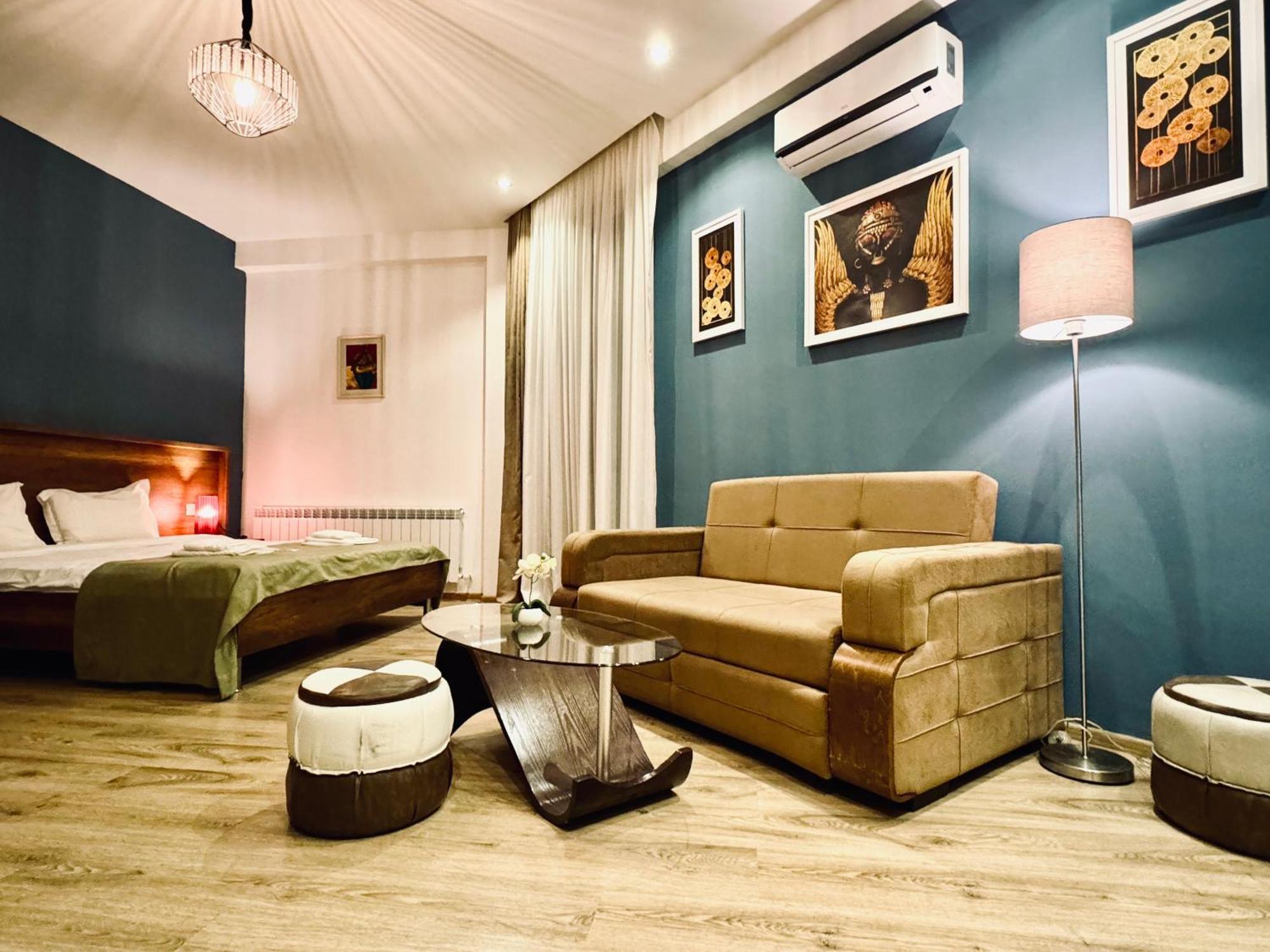 Hotel King Tom Tbilisi Esterno foto