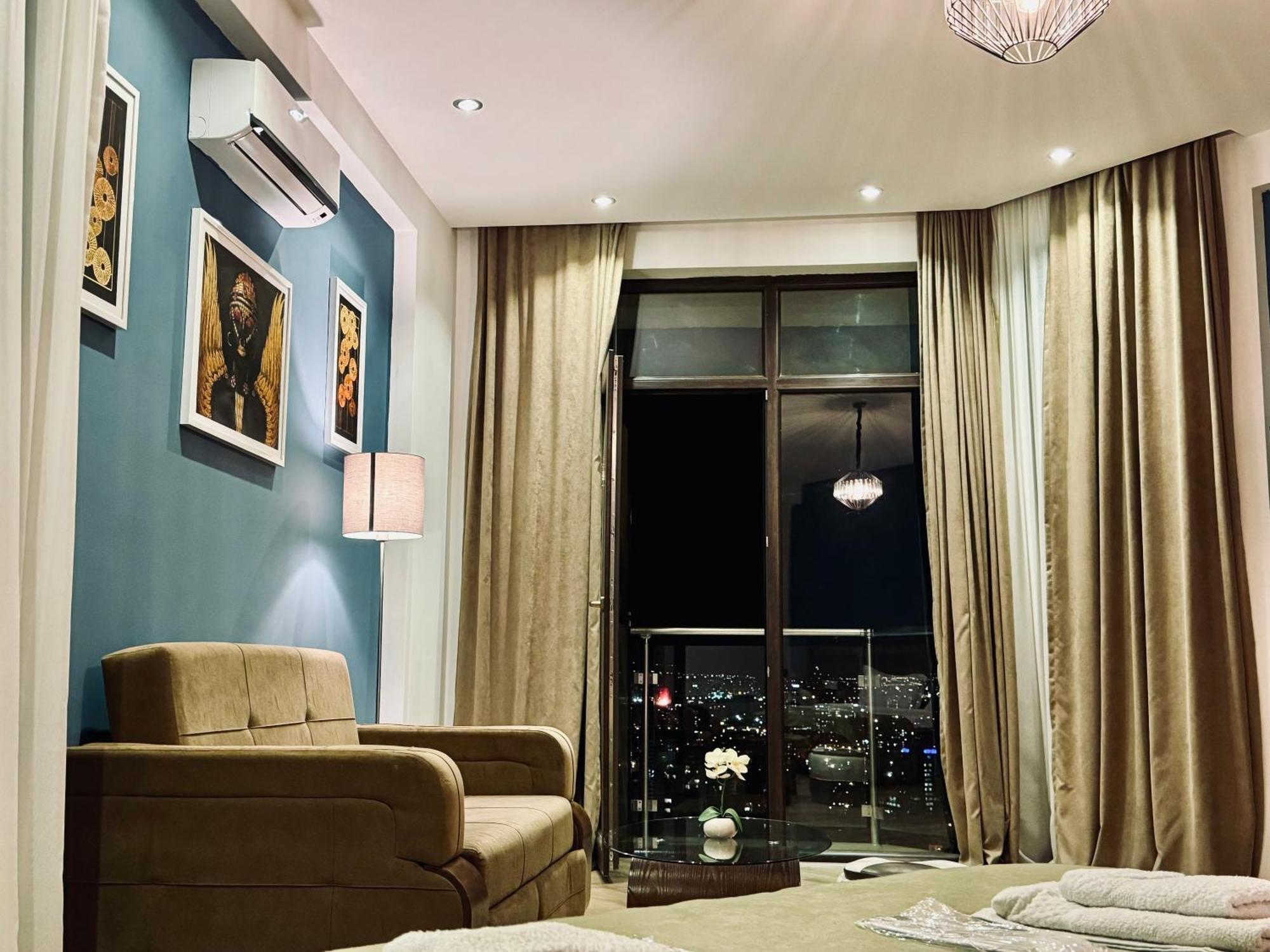 Hotel King Tom Tbilisi Esterno foto