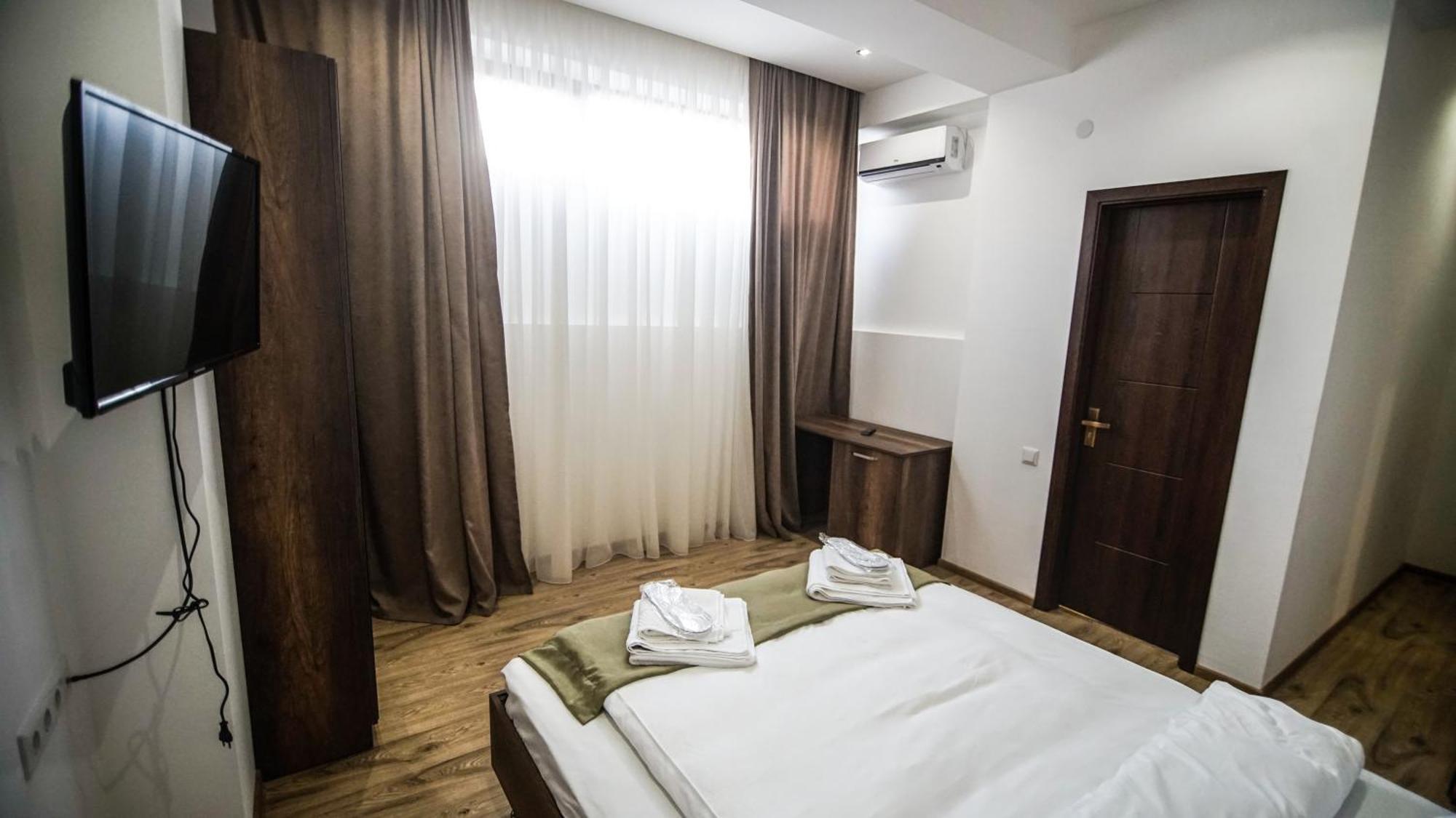 Hotel King Tom Tbilisi Esterno foto