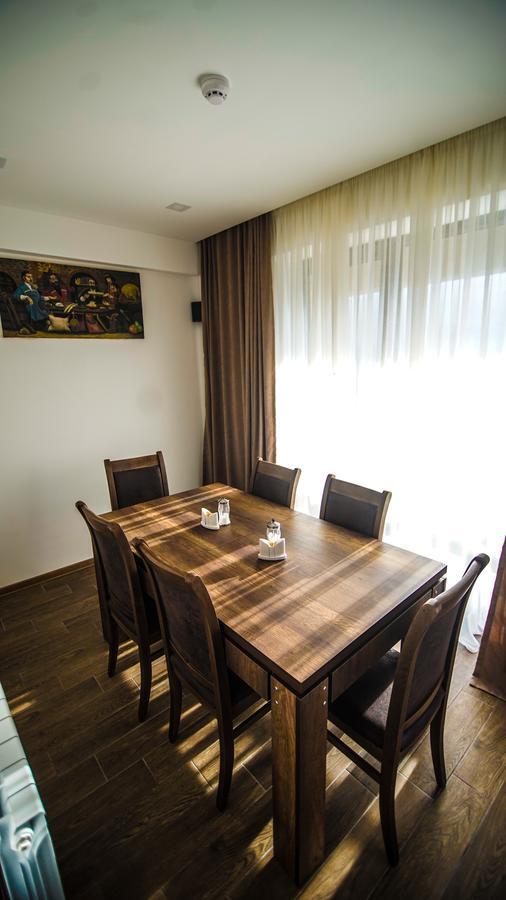 Hotel King Tom Tbilisi Esterno foto