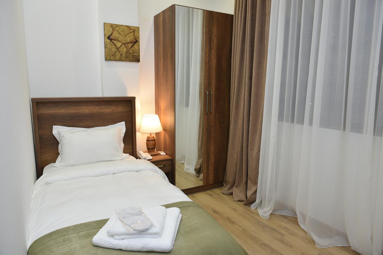 Hotel King Tom Tbilisi Esterno foto