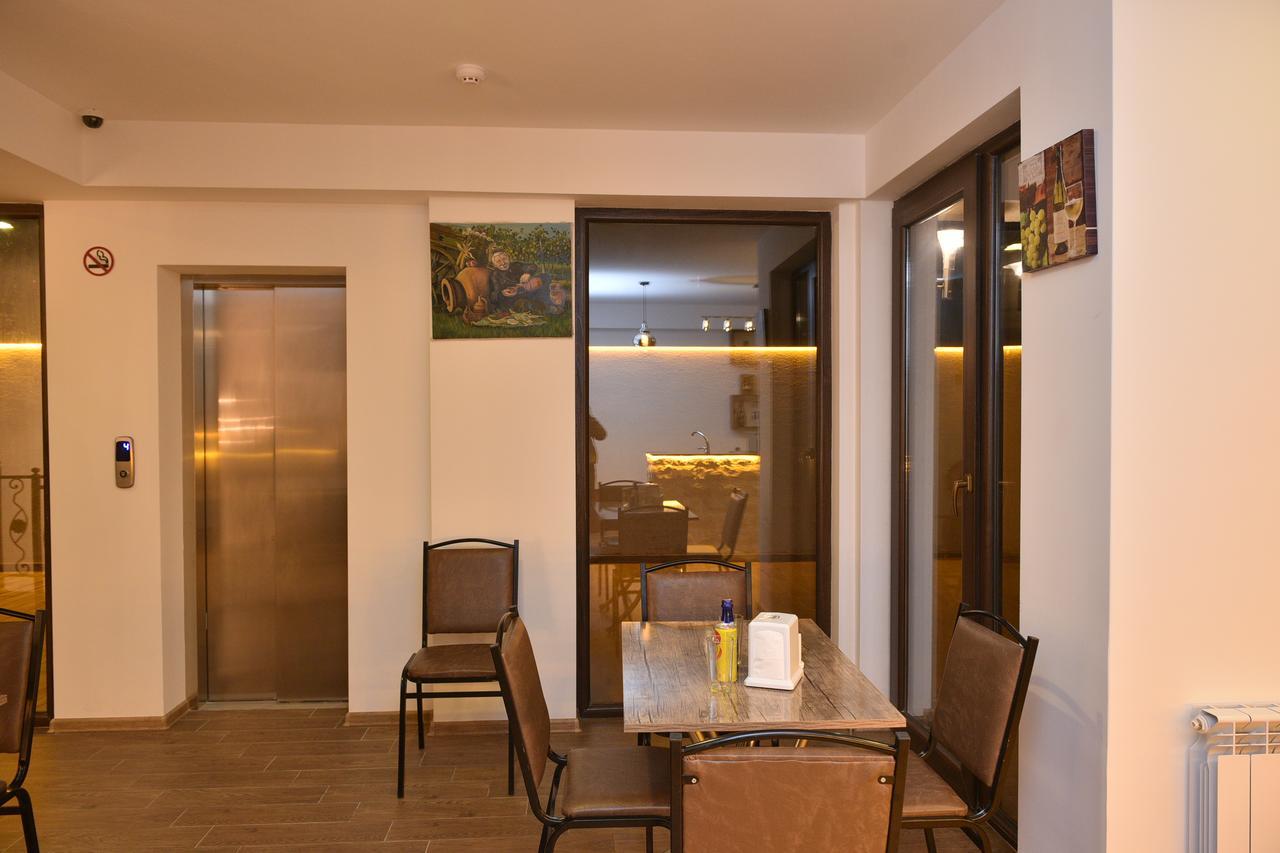 Hotel King Tom Tbilisi Esterno foto
