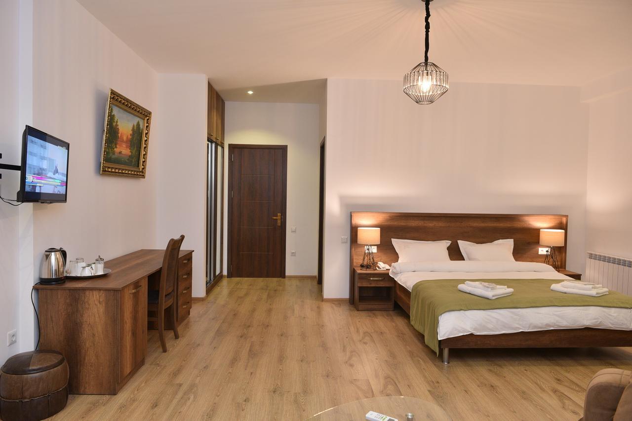 Hotel King Tom Tbilisi Esterno foto
