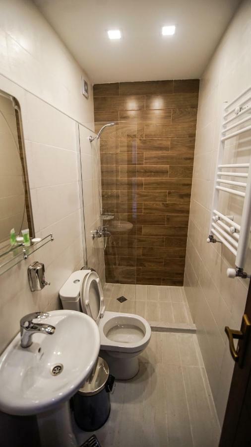 Hotel King Tom Tbilisi Esterno foto
